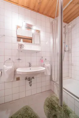 Ein Badezimmer in der Unterkunft Haus Marianne