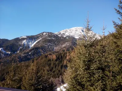 Ein allgemeiner Bergblick oder ein Berglick von der Ferienwohnung aus