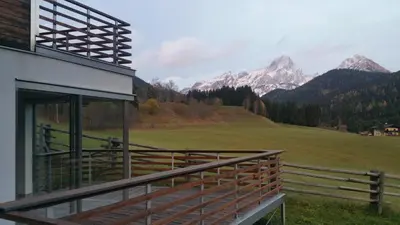 Ein allgemeiner Bergblick oder ein Berglick von des Ferienhauses aus