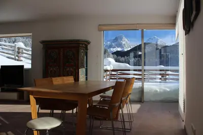 Ein allgemeiner Bergblick oder ein Berglick von des Ferienhauses aus