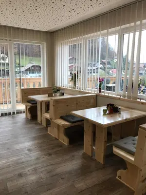 Ein Restaurant oder anderes Speiselokal in der Unterkunft Pension Kirchenwirt