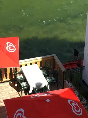 Blick auf einen Fluss in der Nähe der Pension