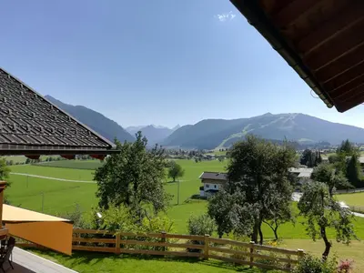 Ein allgemeiner Bergblick oder ein Berglick von des Bauernhofs aus
