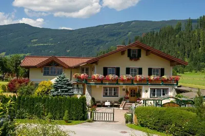 Ein allgemeiner Bergblick oder ein Berglick von der Ferienwohnung aus