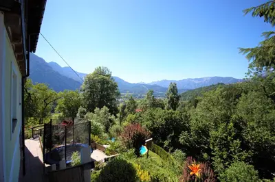 Ein allgemeiner Bergblick oder ein Berglick von der Ferienwohnung aus
