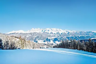 Ein allgemeiner Bergblick oder ein Berglick von des Hotels aus