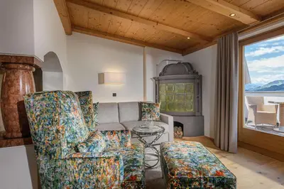Ein Sitzbereich in der Unterkunft Alpines Lifestyle Hotel Tannenhof