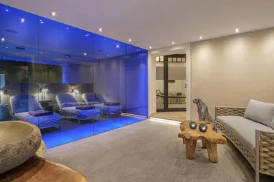 Ein Sitzbereich in der Unterkunft Alpines Lifestyle Hotel Tannenhof