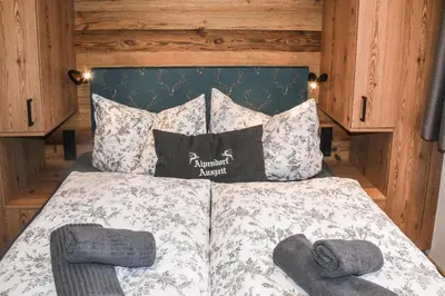 Ein Bett oder Betten in einem Zimmer der Unterkunft Alpendorf Auszeit