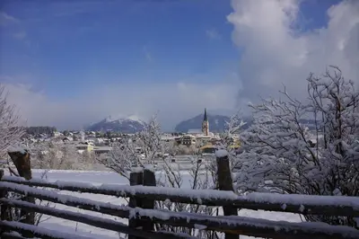 Ein allgemeiner Bergblick oder ein Berglick von des Ferienhauses aus