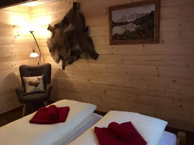 Ein Bett oder Betten in einem Zimmer der Unterkunft Knusperhauschen Sonnegg