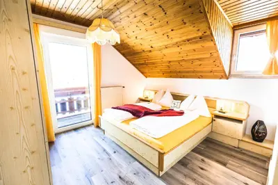 Ein Bett oder Betten in einem Zimmer der Unterkunft Hotel Gasthof zur Linde