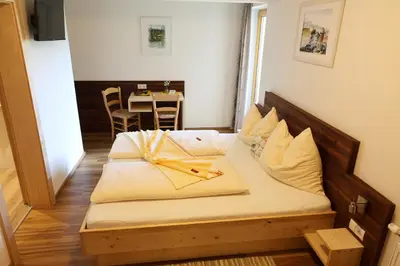 Ein Bett oder Betten in einem Zimmer der Unterkunft Hotel Gasthof zur Linde