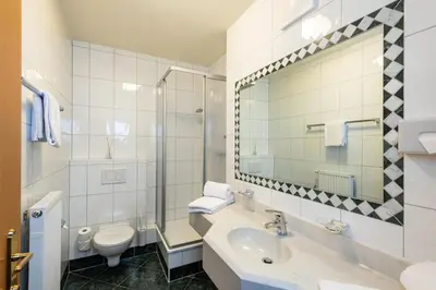 Ein Badezimmer in der Unterkunft Hotel & Appartement Auerhahn