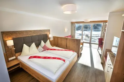 Ein Bett oder Betten in einem Zimmer der Unterkunft Hotel & Appartement Auerhahn