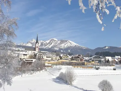 Ein allgemeiner Bergblick oder ein Berglick von des Bauernhofs aus
