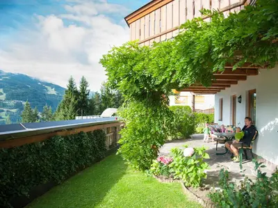 Ein Garten an der Unterkunft Appartements Tauernzauber