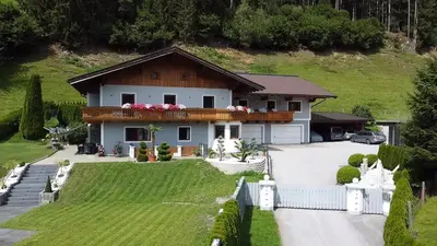Ein Garten an der Unterkunft Unterbleiwanghof