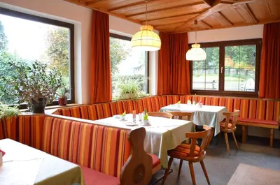 Ein Restaurant oder anderes Speiselokal in der Unterkunft Pension Hirlatz