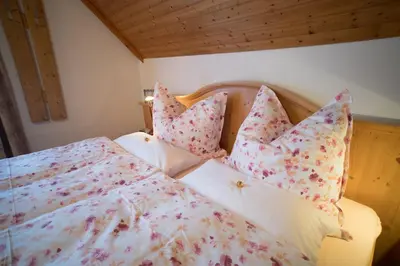 Ein Bett oder Betten in einem Zimmer der Unterkunft Dormio Gasthof Höllwirt