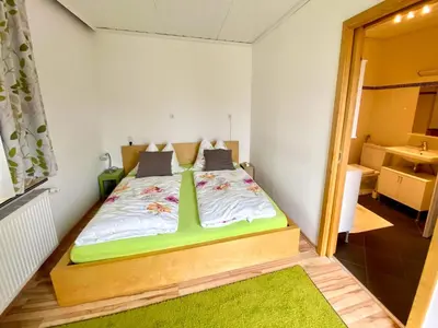 Ein Bett oder Betten in einem Zimmer der Unterkunft Dormio Gasthof Höllwirt