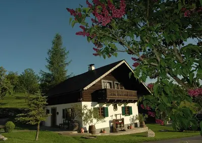 Das Gebäude in dem sich der Bauernhof befindet