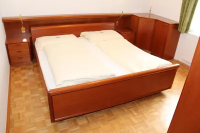 Ein Bett oder Betten in einem Zimmer der Unterkunft Hotel & Hostel Sandwirt