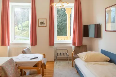 Ein Bett oder Betten in einem Zimmer der Unterkunft Hotel & Hostel Sandwirt