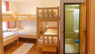 Ein Bett oder Betten in einem Zimmer der Unterkunft Hotel & Hostel Sandwirt