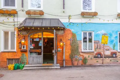 Eine Fassade oder ein Eingang zu Hotel & Hostel Sandwirt