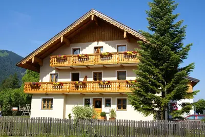 Ein allgemeiner Bergblick oder ein Berglick von der Pension aus