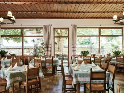 Ein Restaurant oder anderes Speiselokal in der Unterkunft Hotel Post Mauterndorf OG