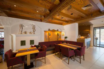 Ein Sitzbereich in der Unterkunft Hotel Dorfer