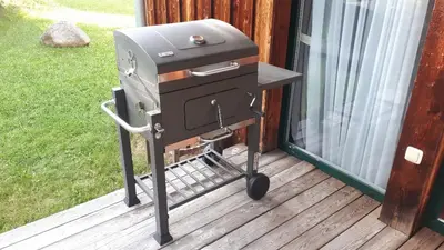 Ein für Gäste verfügbarer Grill im Ferienhaus