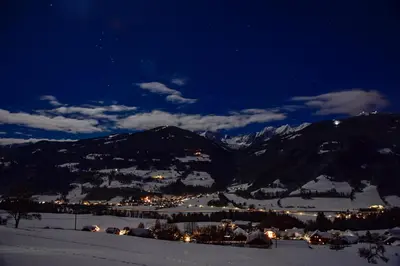 Ein allgemeiner Bergblick oder ein Berglick von des Privatzimmers aus