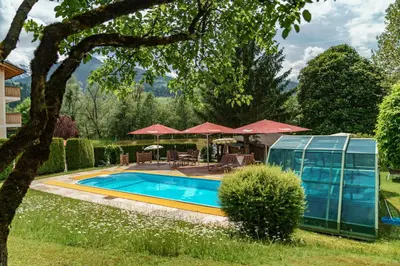 Der Swimmingpool an oder in der Nähe von Sport & Familienhotel Bärenwirt