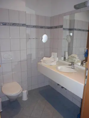 Ein Badezimmer in der Unterkunft Pension ALPENHAUS