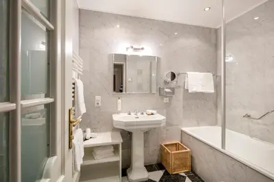 Ein Badezimmer in der Unterkunft TAUROA Landhaus zu Appesbach