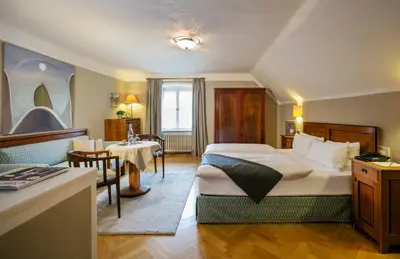 Ein Bett oder Betten in einem Zimmer der Unterkunft TAUROA Landhaus zu Appesbach