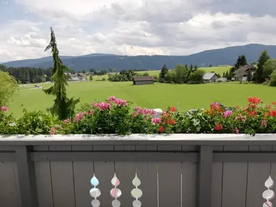 Ein allgemeiner Bergblick oder ein Berglick von der Ferienwohnung aus