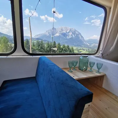 Ein allgemeiner Bergblick oder ein Berglick von des Bauernhofs aus