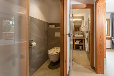 Ein Badezimmer in der Unterkunft Naturhotel Lärchenhof