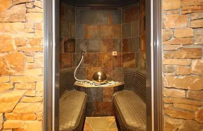 Ein Sitzbereich in der Unterkunft Naturhotel Lärchenhof