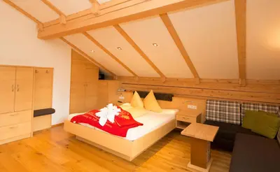 Ein Bett oder Betten in einem Zimmer der Unterkunft Naturhotel Lärchenhof