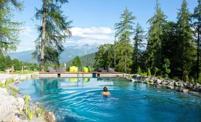 Der Swimmingpool an oder in der Nähe von Naturhotel Lärchenhof