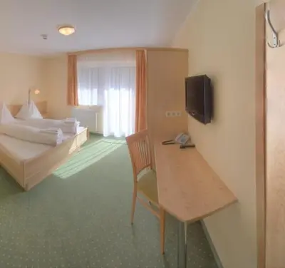 Ein Bett oder Betten in einem Zimmer der Unterkunft Alpengasthof Grimmingblick