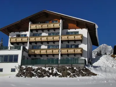 Das Gebäude in dem sich das Aparthotel befindet
