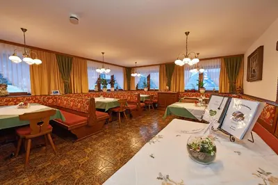 Ein Restaurant oder anderes Speiselokal in der Unterkunft Pension Bartlbauer