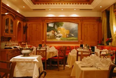 Ein Restaurant oder anderes Speiselokal in der Unterkunft Hotel Herrschaftstaverne