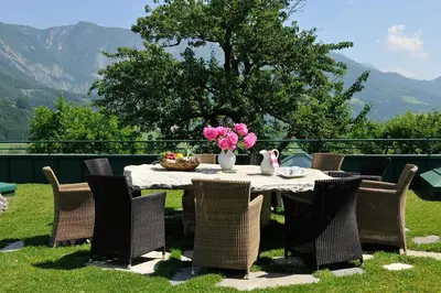 Ein allgemeiner Bergblick oder ein Berglick von des Hotels aus